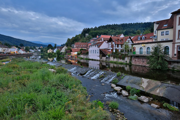 Fototapeta na wymiar Der Fluss Murg zur blauen Stunde in Gernsbach, Schwarzwald, Deutschland
