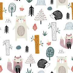 Nahtloses kindisches Muster mit süßem Bären, Fuchs, Igeln im Wald. Kreative Kindertextur im skandinavischen Stil für Stoff, Verpackung, Textilien, Tapeten, Kleidung. Vektor-Illustration