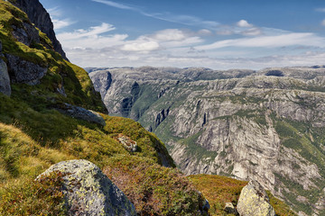 Ausblick von der vermoosten Klippe auf die benachbarte Gebirgskette