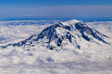 Fototapeta na wymiar Snow and cloud covered Mount Rainier 