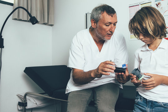 Doctor Explains The Insulin Pump Operation To A Diabetic Child