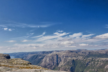 Ausblick von der Klippe auf den Fjord und das Gebirge