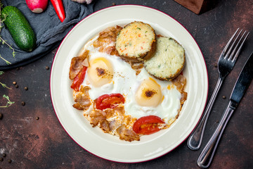 Fried eggs with tomatoes and toast