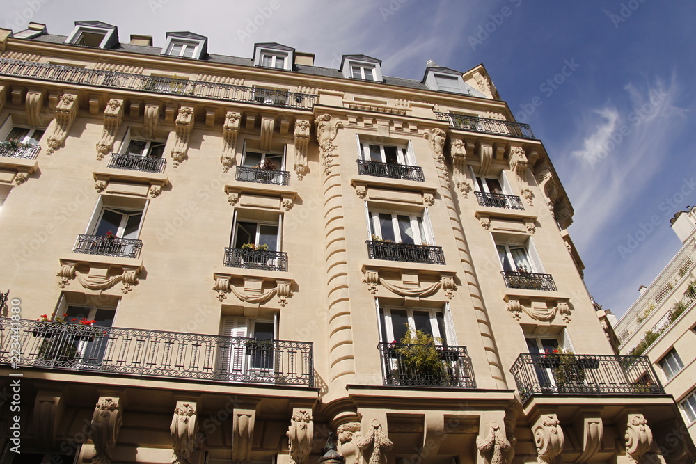 Wall mural Façade d'immeuble ancien du 16 me arrondissement de Paris