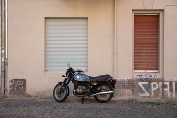 Motorrad und Fassade