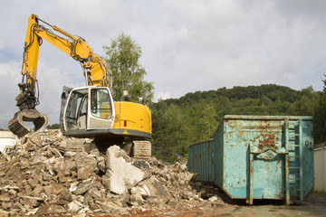 Hausabbruch (Kran auf Bauschutt-Berg)
