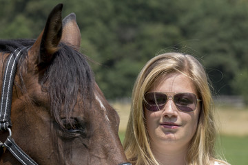 Pferd mit Besitzerin/Reiterin