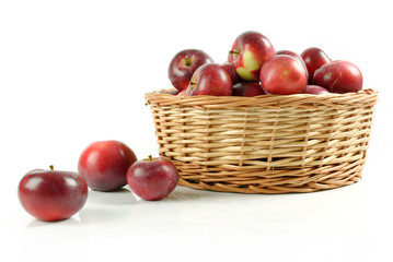 Wiklinowy kosz pełen czerwonych jabłek © gpmax