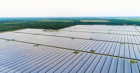 champs de panneaux solaire dans une ferme solaire
