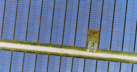 champs de panneaux solaire dans une ferme solaire