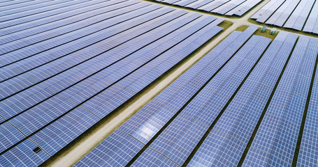 champs de panneaux solaire dans une ferme solaire avec splendide vue aérienne (drone)	