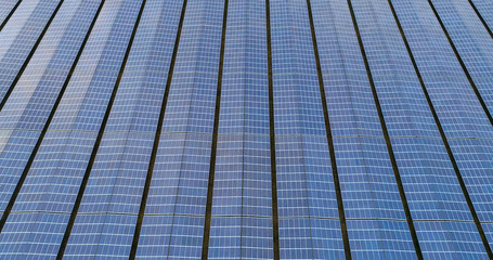 champs de panneaux solaire dans une ferme solaire