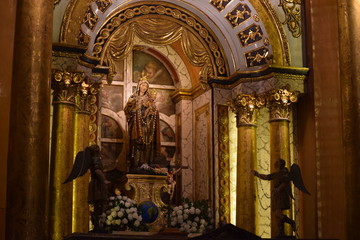 Obraz premium Interior photo of a statue of the Virgin Mary inside a church