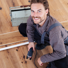 Handwerker positiv bei der Arbeit 