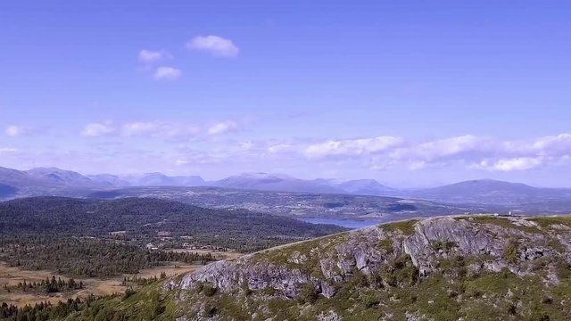 Dolly zoom aerial drone shot from Golsfjellet, a mountain located in Hallingdal, Norway. Small peak in the foreground of the frame.