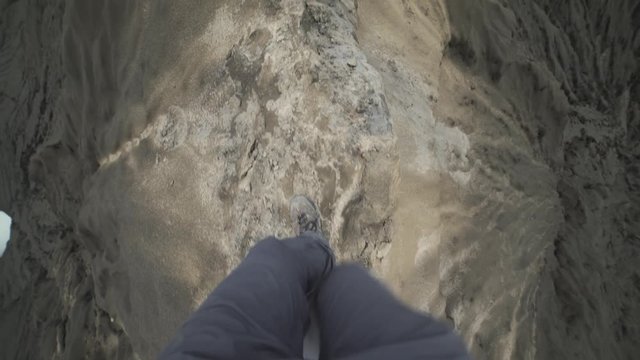 point de vue &radic;&dagger; la premi&radic;&reg;re personne d'un homme marchant sur une cr&radic;&reg;te d'un volcan.
pov man walking on a crest of a volcano.