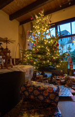Fototapeta na wymiar Weihnachtsbaum mit Geschenken