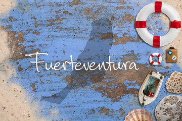 Maritime Dekoration auf blauem Holzuntergrund mit Umriß der Insel Fuerteventura und Beschriftung...