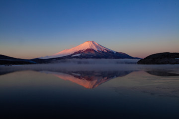 Fototapeta na wymiar 山中湖の紅富士の富士山