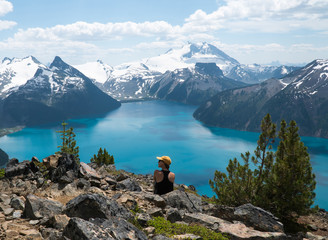 Obraz premium Górskie niebieskie jezioro w Kolumbii Brytyjskiej w Kanadzie. Jezioro Garibaldi. Panorama Ridge
