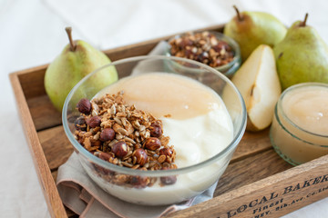 Joghurt mit Birnen und Müsli 
