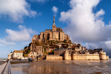 Francja. Mont Saint Michel - klasztor na wodzie  - obrazy, fototapety, plakaty