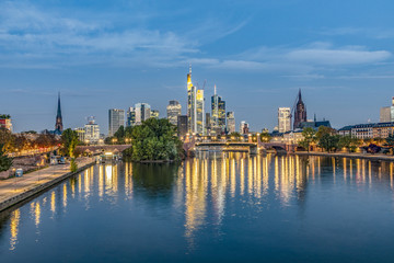 Fototapeta na wymiar skyline of Frankfurt am Main with river Main in early morning
