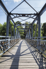 Obraz premium CLUJ-NAPOCA, TRANSYLVANIA, ROMANIA - AUGUST 21, 2018: Love padlocks on Elizabeta Bridge railing on Somes River on August 21, 2018 in Cluj-Napoca.