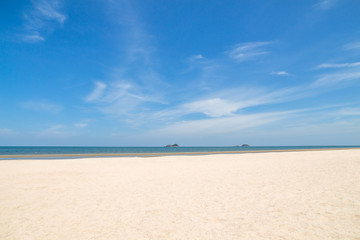 Obraz premium Beach blue sea with waves and clear blue sky with cloud,ocean,wave,sea,beach