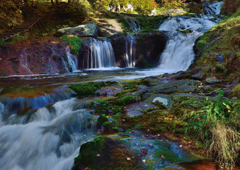 山奥の滝のある川-おしどり隠しの滝