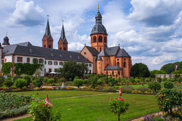 Fototapeta na wymiar Die Einhardsbasilika und der Klostergarten in Seligenstadt