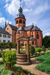 Fototapeta na wymiar Die Einhardsbasilika und der Klostergarten mit Brunnen in Seligenstadt