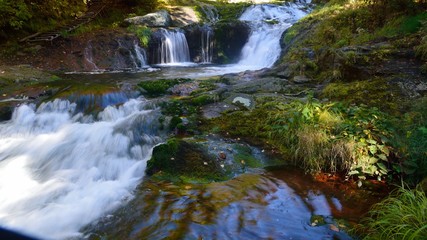 山奥の滝のある川-おしどり隠しの滝