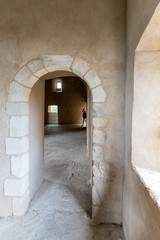 Apparition d'une silhouette dans un château médiéval
