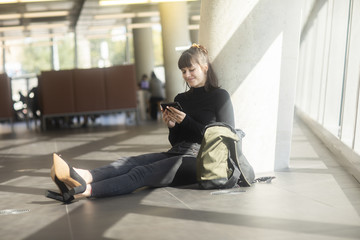 Junge Frau im Büro relaxed