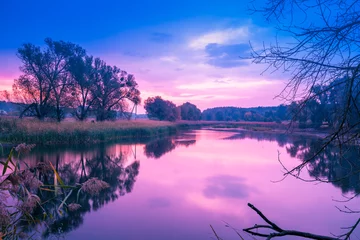 Deurstickers Licht violet Magische zonsopgang boven het meer. Mistige ochtend, landelijk landschap