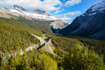 秋のカナディアンロッキー　ビッグベンド　アイスフィールド・パークウェイ［車なし］（カナダ・アルバータ州）