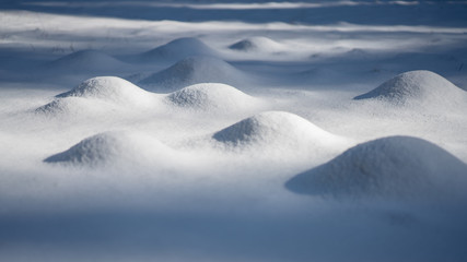 Maulwurfshügel mit Schnee bedeckt