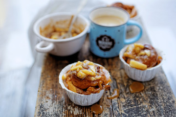 Muffins with apples and caramel