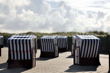 Strandkörbe an der Strandpromenade mit Blick in den Wolkenhimmel