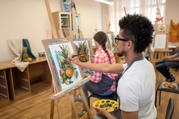Obraz premium Art students painting in workshop