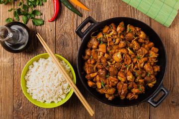 Sweet, caramelized fried chicken with soy sauce in Vietnamese.