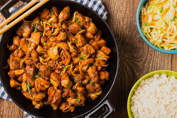 Sweet, caramelized fried chicken with soy sauce in Vietnamese.