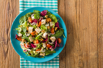 Delicious salad with tofu, tomatoes and walnuts.