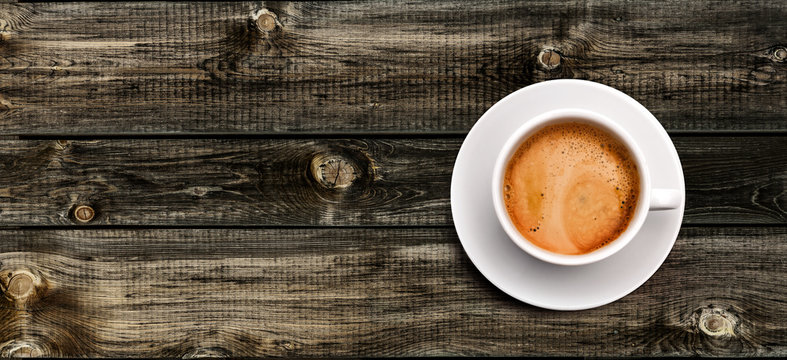Kaffeetasse auf Holz