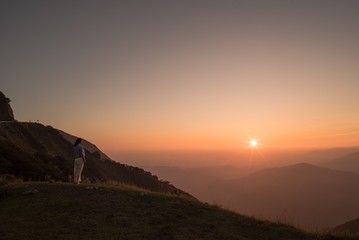 夕日を見る女性