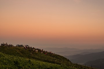 朝日を待つ人々