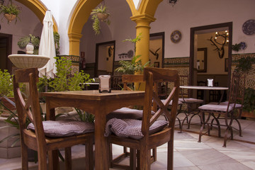 Interior de restaurante cordobés con bonito patio Andaluz. Córdoba, Andalucía, España. Viajes, turismo y gastronomía.