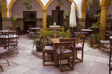 Fototapeta na wymiar Interior de restaurante cordobés con bonito patio Andaluz. Córdoba, Andalucía, España. Viajes, turismo y gastronomía.
