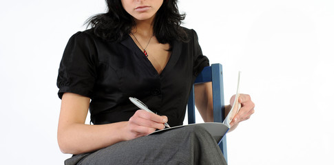 frau sitzend business anzug office büro mit katalog unterlagen vertrag schreibtisch grübelnd...
